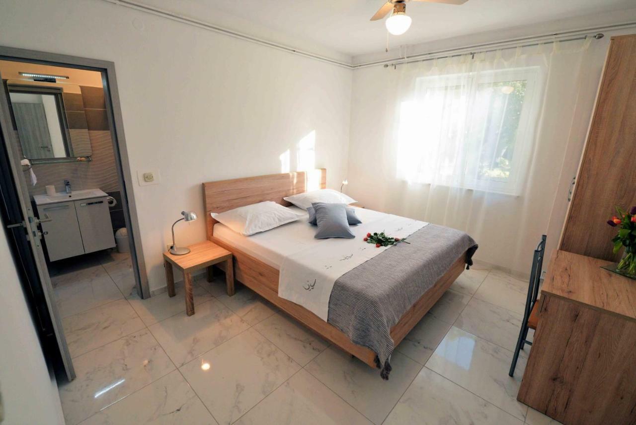 Apartmani Dora ムルテル エクステリア 写真